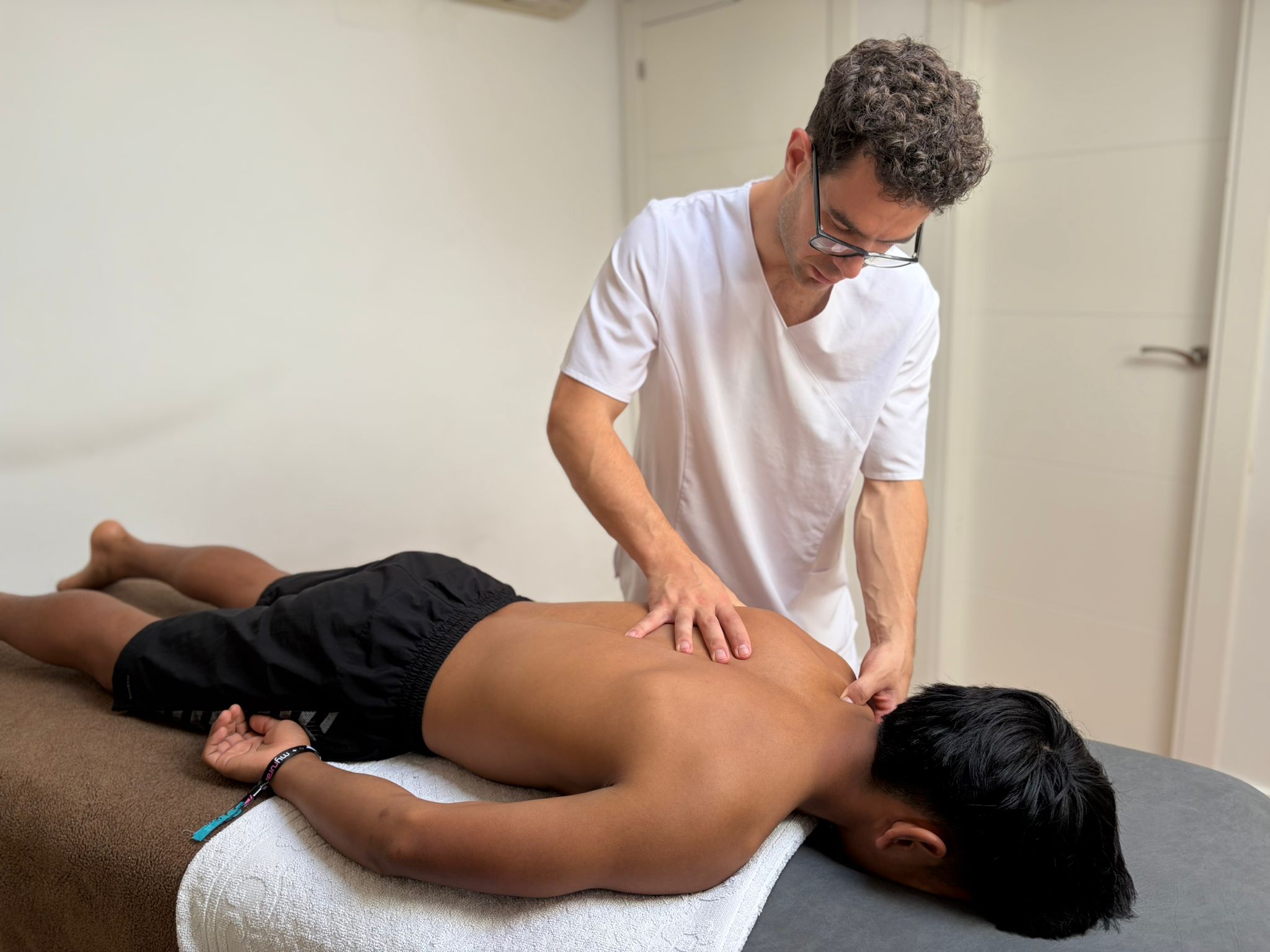 Aurelio Aranzana en sesión de terapia manual